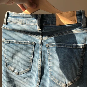 Skinny jeans blå - skinny jeans från zara(endast testade)💕säljs pga att det är ankel längd och att jag nt är bekväm i de✨dom är ljusare i verkligenheten men det blev svårt att försöka få den rätta färgen på bild men försökte få det på första bilden🌸super bekväma✨