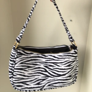 Zebra mönstrad baguettväska - Helt oanvänd.