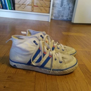 Adidas sneakers stl 37,5 - Adidas sneakers stl. 37.5. Köpta på humana men kommer ej till användning.