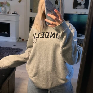 Sweatshirt  - En grå oversized sweatshirt från bondelid! Tröjan är i storlek L men passar dom flesta då de alltid är snyggt med en oversize sweatshirt:)🤩