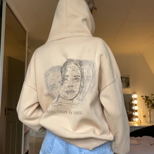 Beige hoodie med tryck - Bud:290kr✨ säljer denna assnygga hoodien från NakdxAFJ. Säljs för jag har för många hoddies, och den är i storlek xs, men är oversized. Använd enstaka gång så skicket är bra. Köpt för 499kr. Köpare står för frakt⚡️ många intresserade! buda i kommentarerna