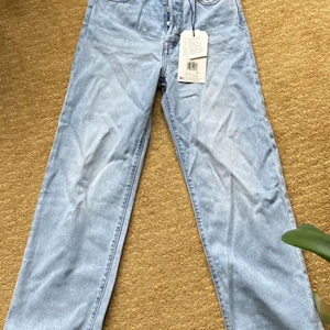 levis ribcage - helt nya levis ripcage jeans, lappen kvar. ljusare färg och jättesnygga!! 25/32 eller 25/30 kommer inte ihåg🥰