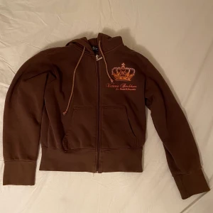 90’s Hoodie Victoria Beckham S - 90’s Vintage Hoodie från Victoria Beckham x Rock & Republic. Står L men sitter som en S! Buda i kommentarerna - bud höjs med 10kr. Köparen står för frakt 📦 