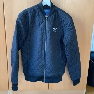 Adidas quilted bomber - Bra skick! Perfekt höstjacka 