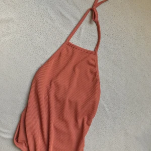 Body med öppen rygg strl xs  - Superfin body i storlek xs! Köpt från boohoo, aldrig använd! Har öppenrygg och knäpp nedtill. Dm för mer. Säljs för 40kr