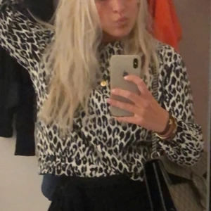Leopard-tröja, svart vit - Supersnygg tröja.  🌸