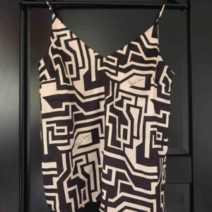  - Suuperfint mönstrat linne i silke! Vaniljvit och svart🪐