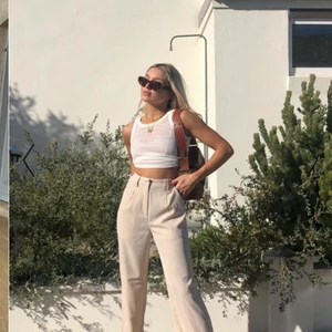 Assnygga kostymbyxor från nakd  - Säljer dessa assköna beigea kostymbyxorna från nakd, tyvärr så börjar de bli för små för mig, perfekt skick😄 strl: 34, frakt på 63kr