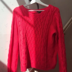 Röd/ Korall kabelstickad tröja - Superfin röd/korall kabelstickad långärmad, perfekt höst-tröja!! ❤️🧡 Buda i kommentarerna eller DM 💘 Möts i Falun eller skickar med spårbar 🚚📩