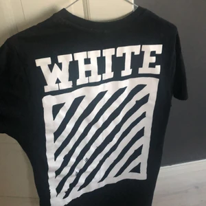 Off whiteboarden t-shirt - Säljer denna tröja ifrån off white, den är i så bra skick då den endast är använd ett fåtal gånger! Osäker på om den är äkta då jag fått den i present och har ej äkthetsbevis. Jag har i vanliga fall xs/s men den är i storlek m så den passar de flesta storlekar betoende på hur man vill att den ska sitta!