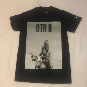 Svart Beyonce tröja otrII - Köpt på Beyonces konsert 2018 och har använts ca. 4 gånger sedan dess. Skicket är alltså väldigt bra 😊👍 och säljs då den tyvärr inte kommer till användning:( frakten blir 34 kr. 