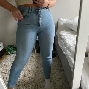 Junkyard  - Jätte fina blåa girl friend jeans från junkyard. Är i Stl 28 som motsvarar till S och 36, men skulle säga att de passar M😊