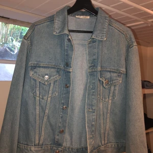 Our legacy workshop jeans jacka - Jeans jacka från our legacy köpte på deras workshop store augusti 2019, storlek 44 men som en oversized s funkar med medium också, jätte fint skick knappt använd. Hör av er för mått eller andra frågor. Ny pris 1200