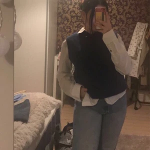 Stickad väst  - Super fin stickad mörk blå väst. Köpt second hand för bara en vecka sedan men tyvärr inte min stil. Den är i storlek M men passar mig som är S. Super fin som kan användas till allt möjligt! 💓