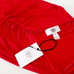 Rebecca Stella klänning - Oanvänd Rebecca Stella klänning med lapparna kvar, super mjuk och stretchig i materialet. Fin hallonröd färg. 