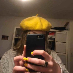  - En jättesnygg gul basker som kan piffa till dina outfits!:) Använd 1 gång, säljer den för att den inte riktigt är min stil! Topp skick, inga fläckar eller  nånting. Frakt tillkommer