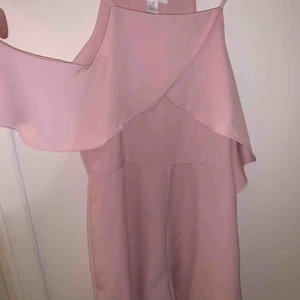  - Säljer ros playsuit som är använd fåtal gånger, 60kr exklusive frakten🌸