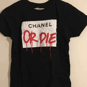  - Chanel or die T-shirt från Wallery Gallery. Mycket bra skick & bra i storleken, inköpspris 600kr.