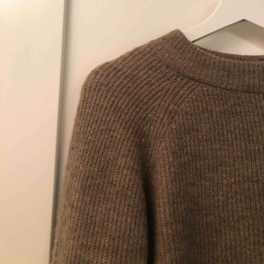 snygg stickad tröja från veromoda, strl M men är mer som en S 🤎. Tröjor & Koftor.
