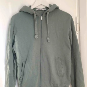  - Huvtröja med dragkedja från Nakd. Fint skick. Köparen står för frakten!