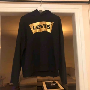  - En oversized levi’s tröja inköpt på carlings antingen 2018 eller 2019. Väldigt skön att ha på sig och är inte för varm. Den är i tunt material. Är somsagt oversized så sitter väldigt löst på kroppen.