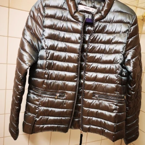 Vår/höstjacka från Mango - Storlek Xl men mer som medium. Helt oanvänd. Ca 103 cm bröstvidd