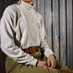  - Grå polotröja med tryck fram. 