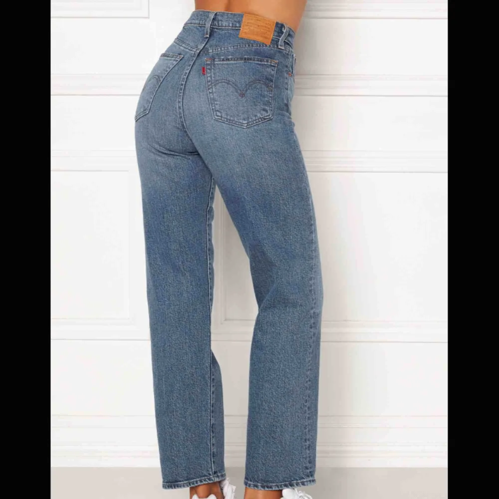 ✨Lånade bilder✨Säljer mina sjuuuukt snygga och nya(!!) Levis ribcage straight ankle jeans!! Använda cirka 2 ggr.  Säljer för dom inte kommer till användning☹️ Kan skicka fler bilder! Frakt ingår i priset! Nypris : 1149:- . Jeans & Byxor.