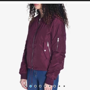  - Jacka från sweet skbts Ser helt ny ut, knappt använd Köpte för tyckte den var cool men trivs tyvärr inte i den:(( Köpt i somras på carlings för 800kr!!  Frakt 60kr