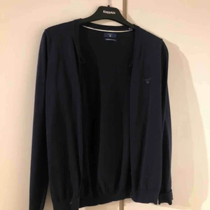  - En mörkblå gant kofta