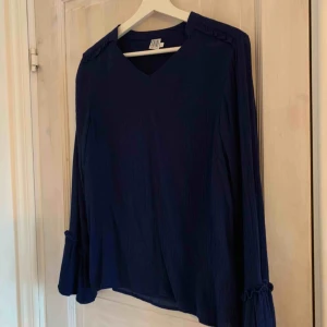  - Marinblå blus från Sister ( Saint Tropez ) med volang i ärmen  Du som kund står för frakten :) 