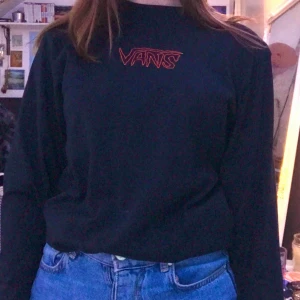  - svart tröja med broderat Vans logga, lite liten i storleken så skulle passa en Xs också. har använt en gång så den är som ny