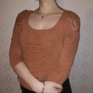  - Tunn långärmad tröja från H&M med detaljer på axlarna.  Kolla gärna mina andra annonser för mer så kan jag samfrakta :) Kan även mötas upp i Uppsala eller på Arlanda!   Jag har Swish!💫 