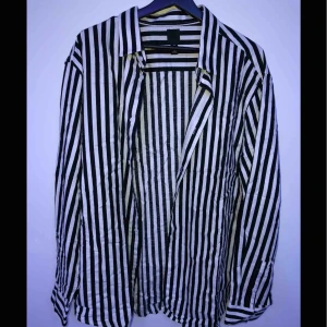  - köpt på h&m för typ ett halvår sen, sitter som en L/XL. köparen står för frakt eller möts upp i sthlm:)