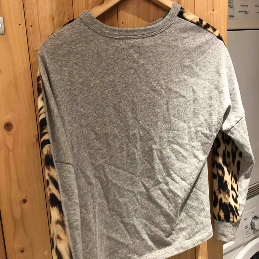 Leopard tröja från JC med tunt silkes material fram och grått vanligt tyg bak! Skriv för fler bilder eller om du har frågor. Köparen står för frakt 🖤🧡. Tröjor & Koftor.