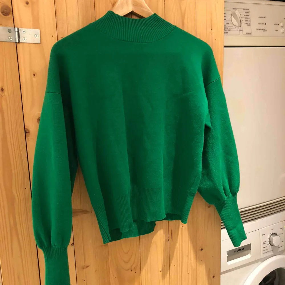 Supercool grön tröja från Lindex med ballongärmar! Aldrig använd bara testad! Skriv för fler bilder eller vid intresse💚 . Hoodies.