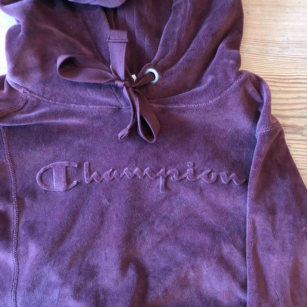 Säljer denna champion hoodie då jag inte får så mycket användning utav den, den sitter ganska tajt och passar mer som en S än en M, kan mötas upp i Umeå eller så kan jag skicka den men då står köparen för frakten☺️. Hoodies.