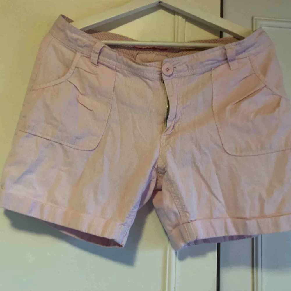 Klassiska randiga shorts i fin rosa färg! Fickor fram och bak, samt snyggt uppvikta! . Shorts.