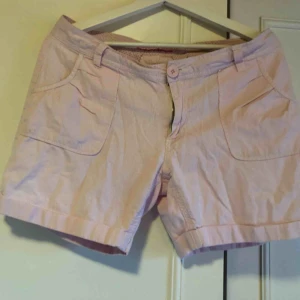  - Klassiska randiga shorts i fin rosa färg! Fickor fram och bak, samt snyggt uppvikta! 