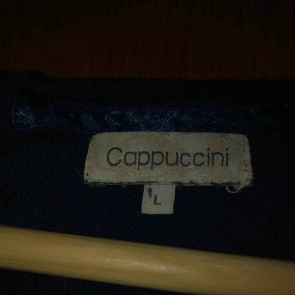 Supermjuk marinblå stickad tröja från märket Cappuccini! Perfekt på vintern, våren och hösten! 🌸. Tröjor & Koftor.