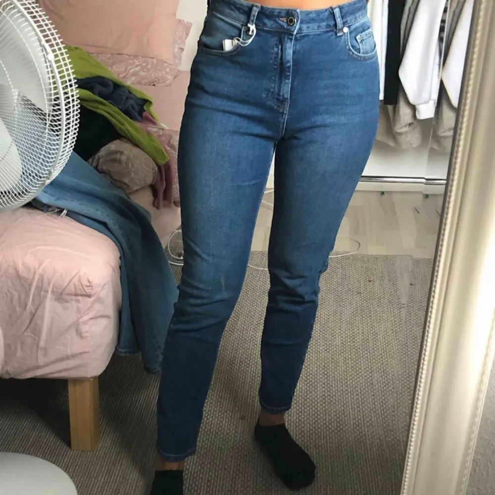 Mörkblåa jeans från Gina Tricot, aldrig använda. Sitter bra på mig, är 163 cm. Priset/frakten kan diskuteras. Den vita fläcken på andra bilden är på min spegel, kan skicka bild privat om de är något ni vill se osv. 🥰. Jeans & Byxor.