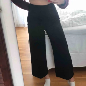  - Svarta korta byxor från Zara. Skit snygga till en kort tröja! Använda 1 gång. Vid snabbt köpt kan pris diskuteras 