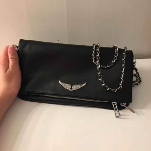  - En jätte fin Zadig Voltaire plånbok minns inte priset på den men vill inte ha längre iaf💞 100%äkta, den stora storleken🤩