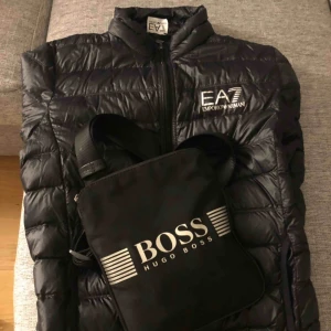  - Ea7 jacka Hugo boss väska båda är äkta knappt använda mer information PM