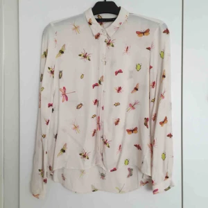  - Off white blus med fjärilar och insekter från Zara, Louisa har på sig denna i filmen ”Livet efter dig” 🥰 Passar även strl S.  📬 Frakt 54 kr