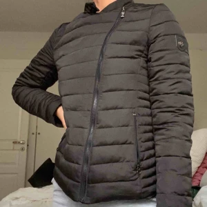 Hollies jacka - Tunn dunjacka från Hollies i nyskick, endast använd två gånger. Storlek 34 men passar även 36. Nypris 1700kr. Kan fraktas, köparen står för frakt.