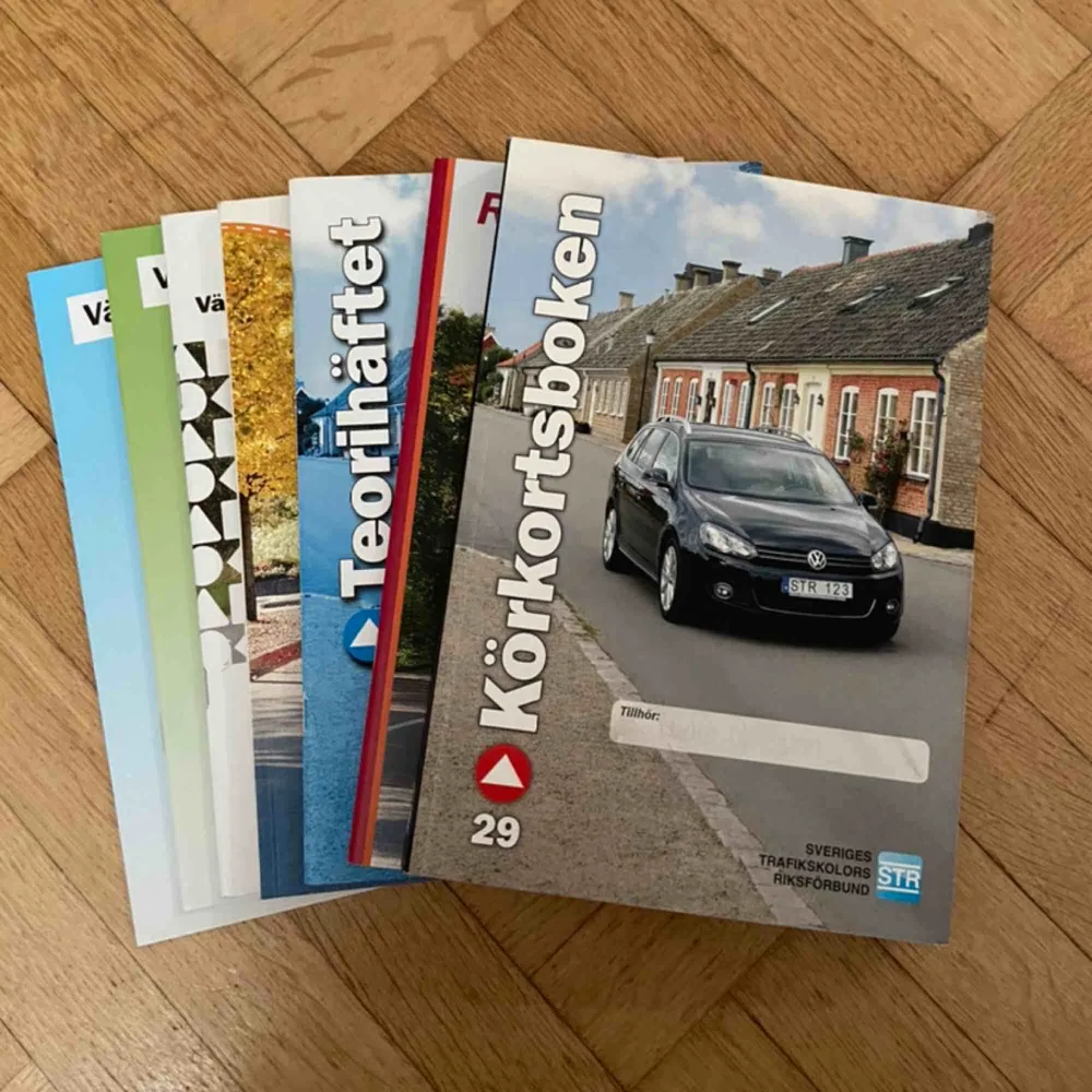 Körkortsböcker med 7 olika delar! Tryckta 2017, köptes nya från trafikskola och användes 2018. Innehåller: - Körkortsboken  - Riskettan B - Teorihäftet - Handledarboken - Vägmärken & vägmarkeringar - Vägmärkesförteckning - Vägmärkestest. Övrigt.