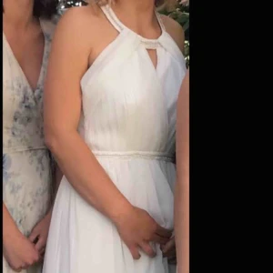 Långklänning - Väldigt snygg vit klänning från Nelly i storlek 38. Har endast använt den en gång💕