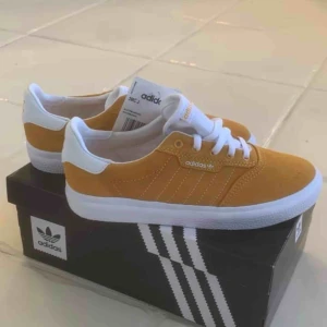  - Fina skor från adidas, storlek 35 