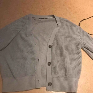  - stickat kofta från lager 157 storlek s men passar xs  köpts för 200kr säljs för 50kr